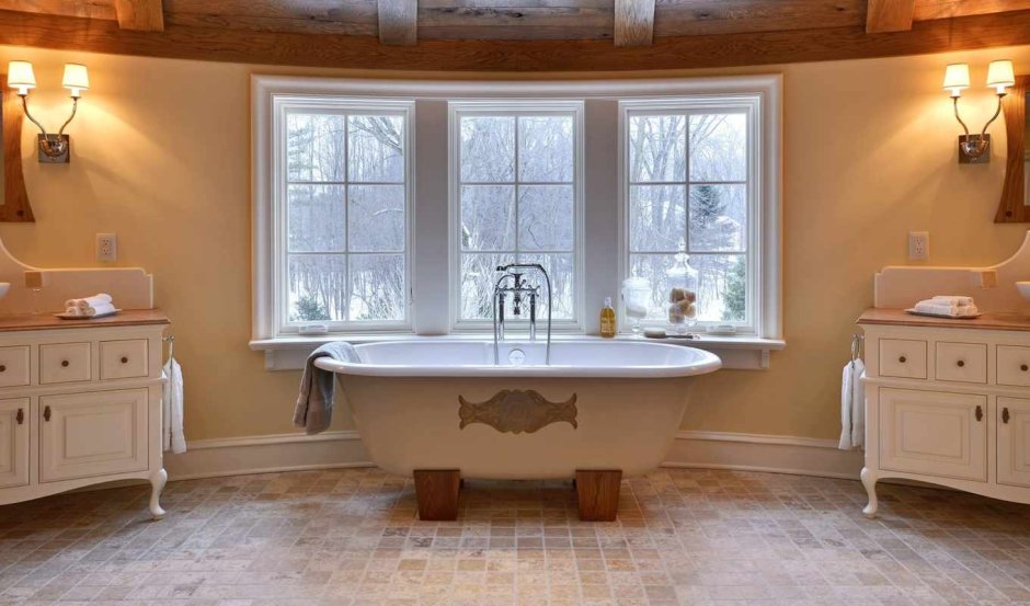 Ванная комната в загородном доме с окном