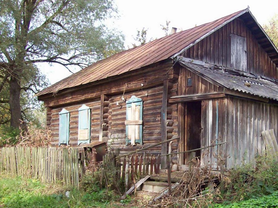 Старый деревенский деревянный дом