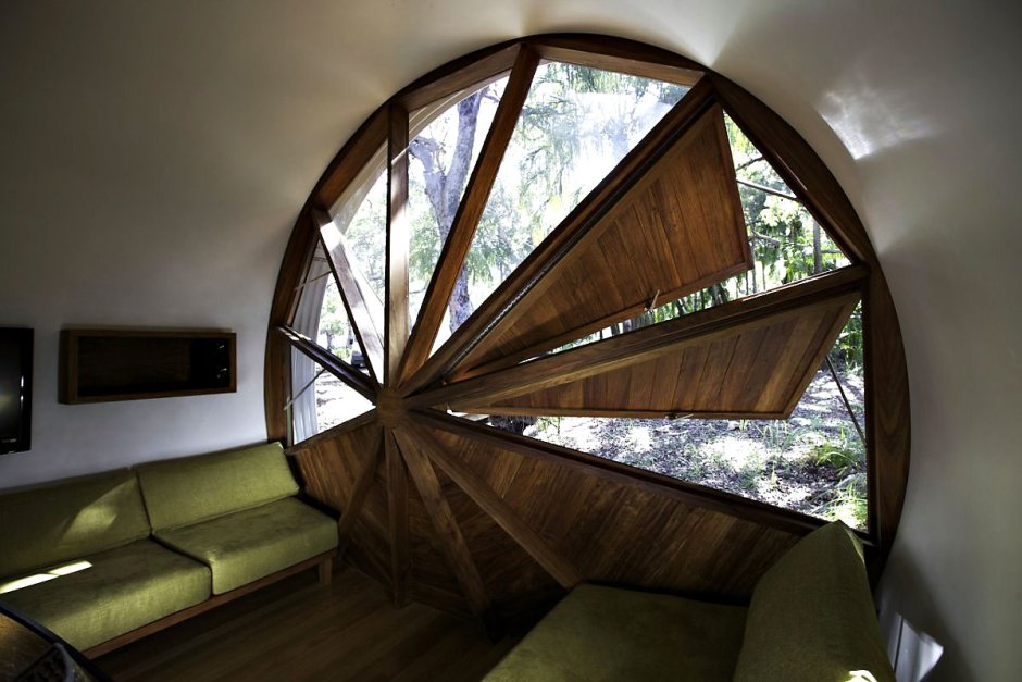 Купольный дом с круглыми окнами