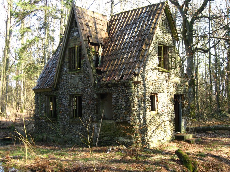Старинный каменный дом