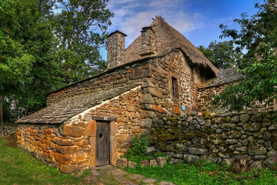 Старинные каменные дома