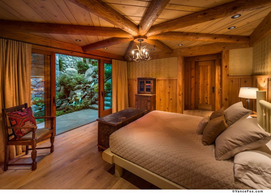 Красивая деревянная спальня