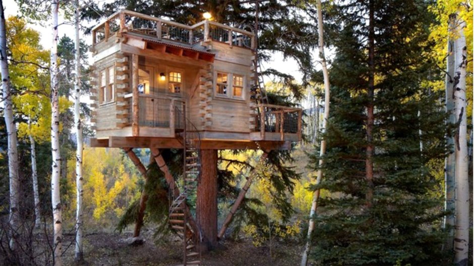 Двухэтажный домик на дереве