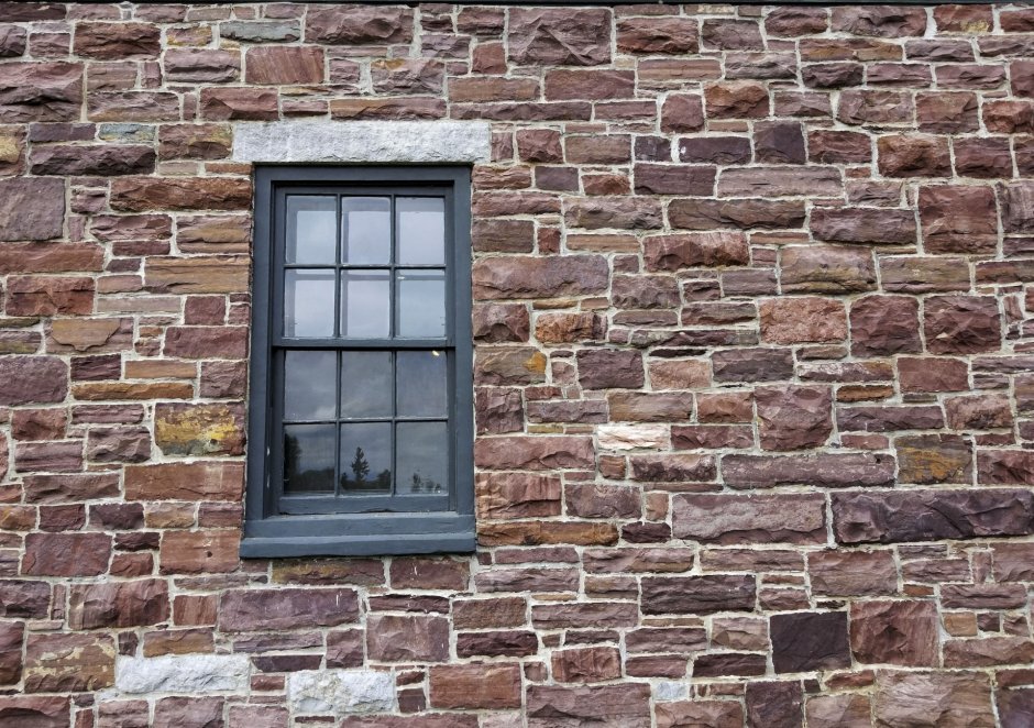 Кирпичная стена с окном