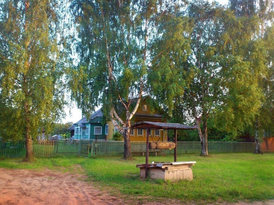 Деревенский домик с калиткой