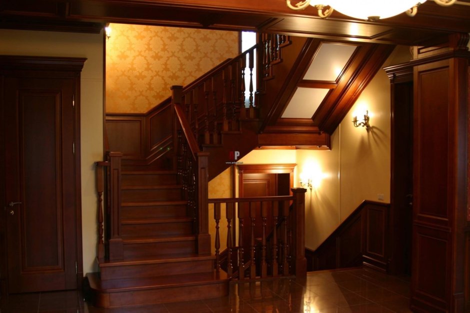 Деревянные панели на лестнице
