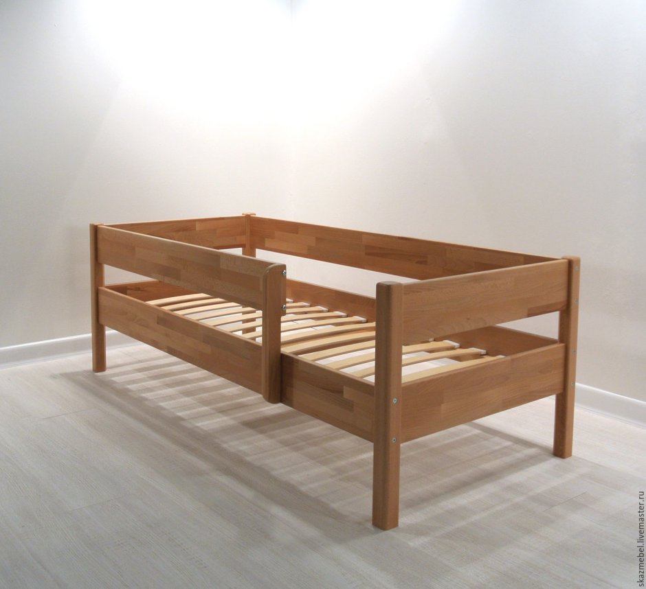 Сказочная деревянная кровать