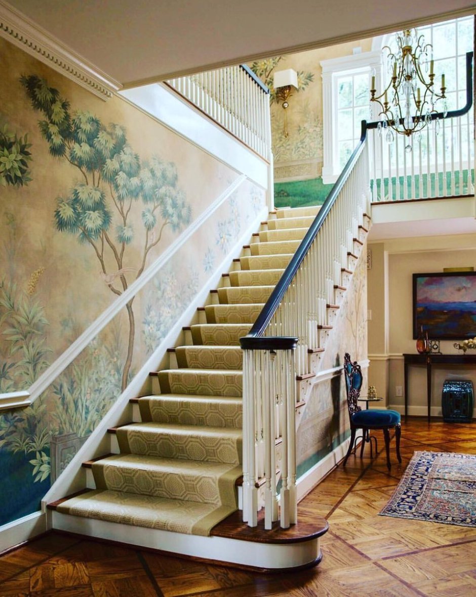 Стены на лестнице в частном доме