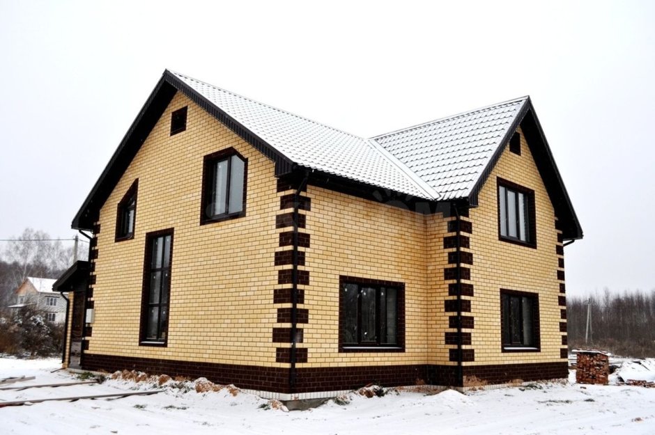 Дом коричневый с белым