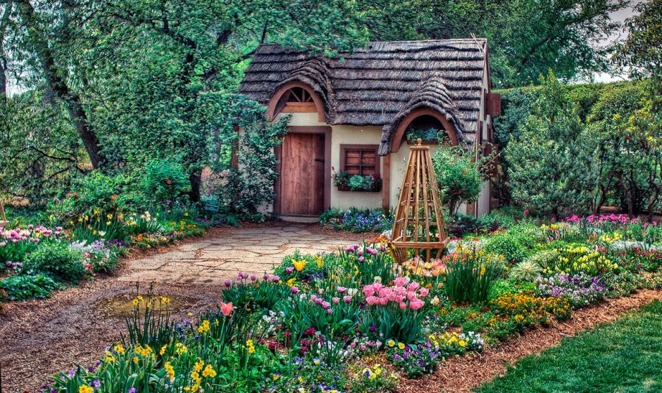 Светлый сказочный дом с садом
