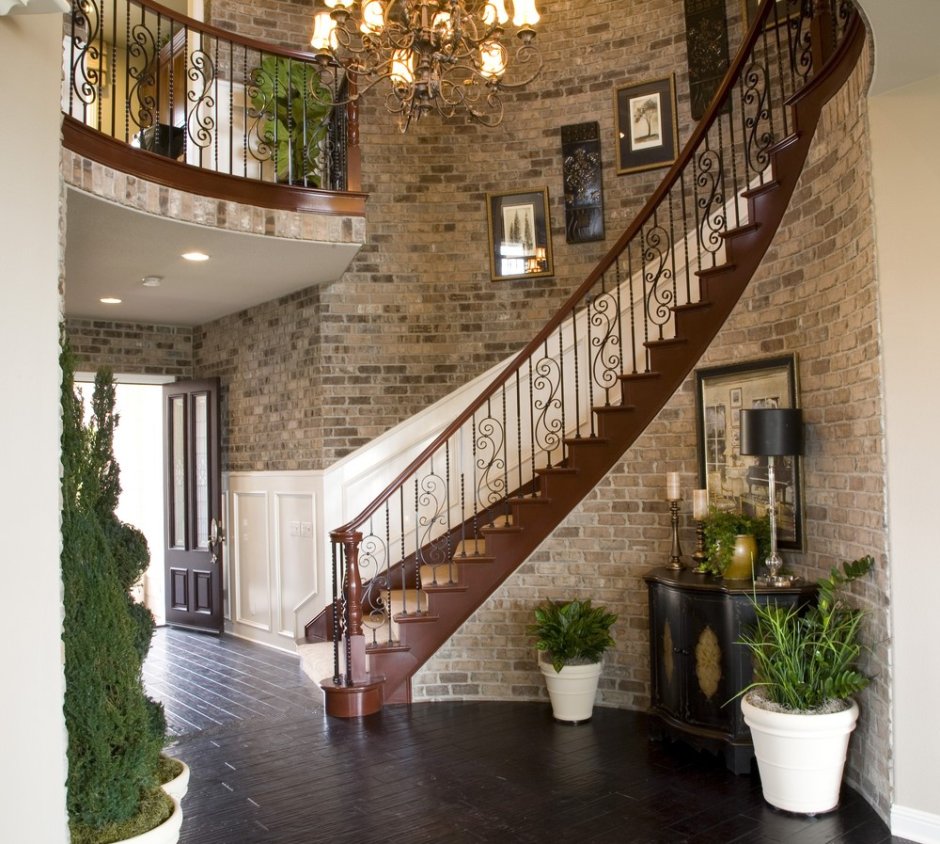 Интерьер лестницы в доме