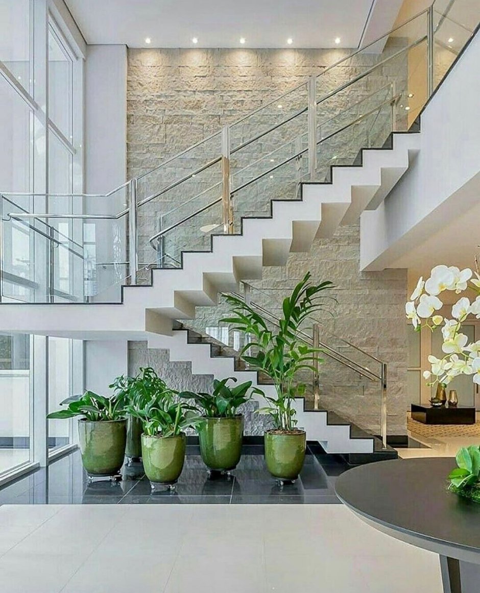 Озеленение под лестницей