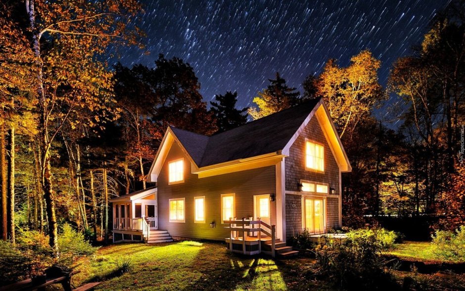 Дом в лесу ночью