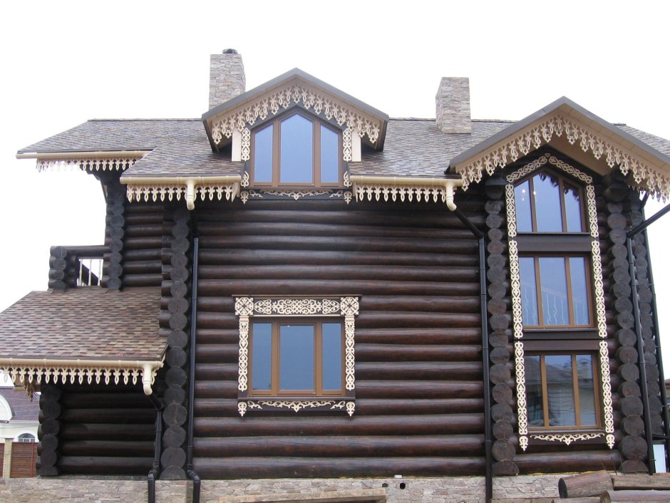 Деревянный дом с резными наличниками