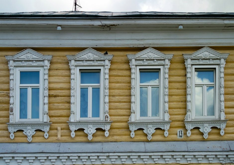 Русская изба с резными окнами