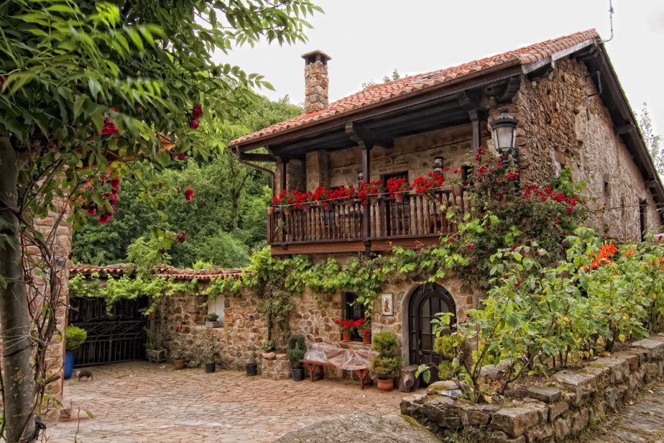 Старинные каменные дома в Астурии Испания