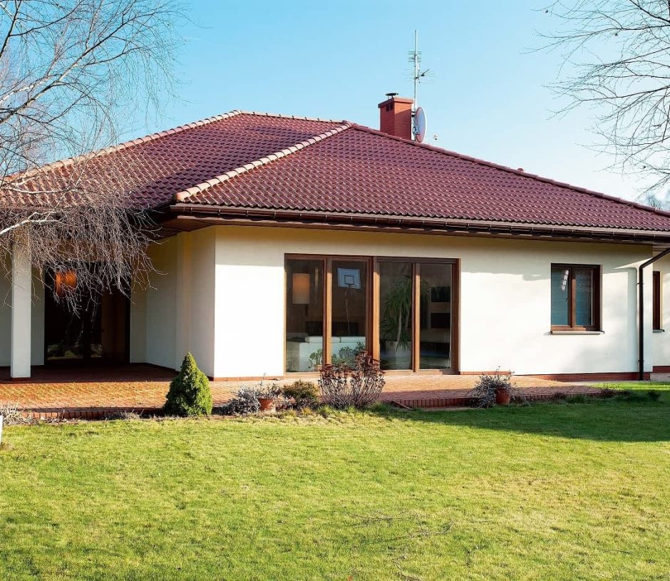 Одноэтажный дом с коричневой крышей