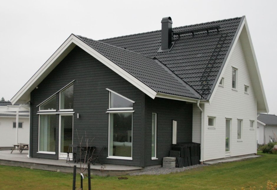 Двухэтажный дом с серой крышей