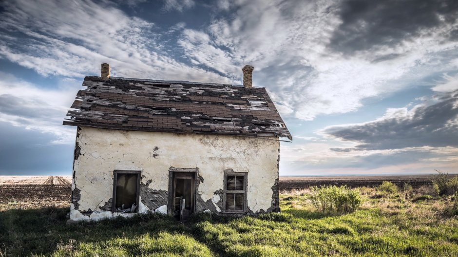 Заброшенный дом в поле