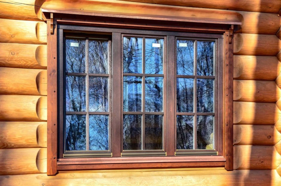 Окна со шпросами в деревянном доме