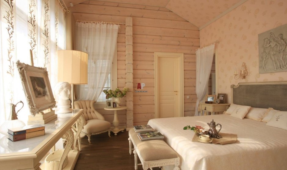 Светлая спальня в деревянном доме