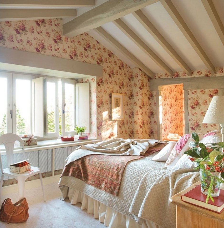 Интерьер спальни в бревенчатом доме в деревенском стиле