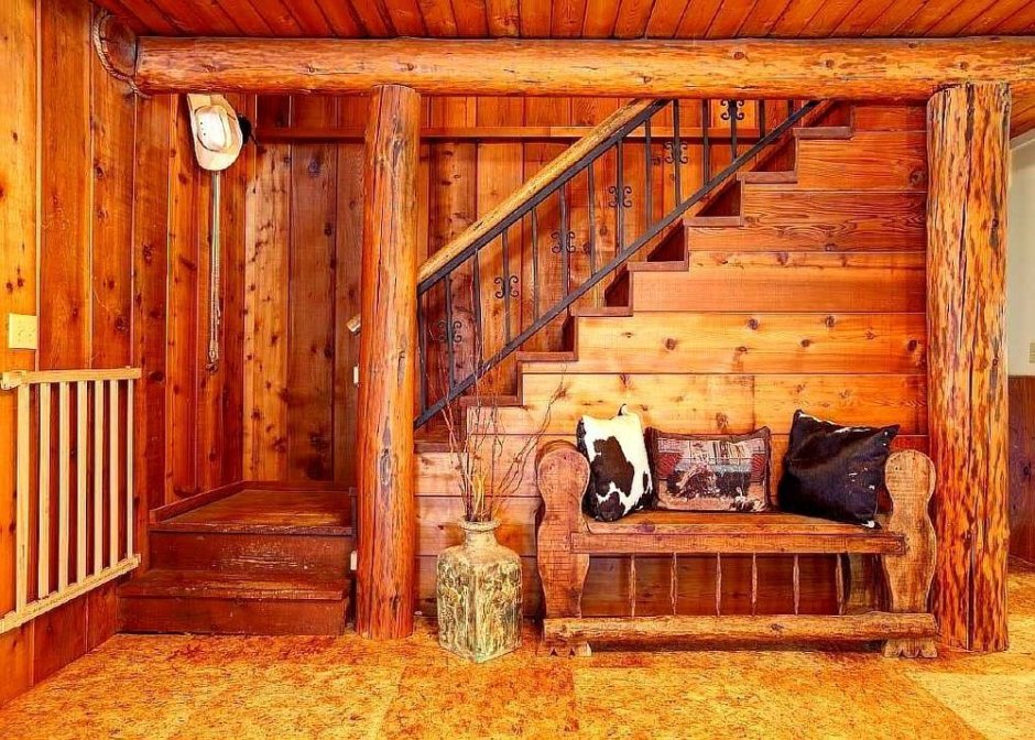 Деревянная лестница в деревенском доме