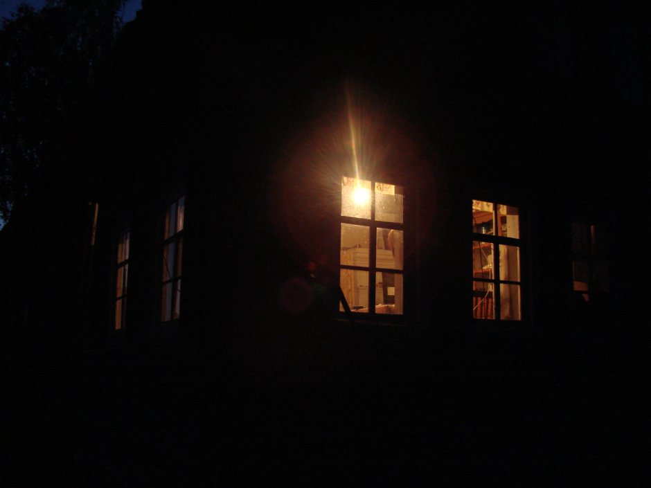 Дом со светящимися окнами