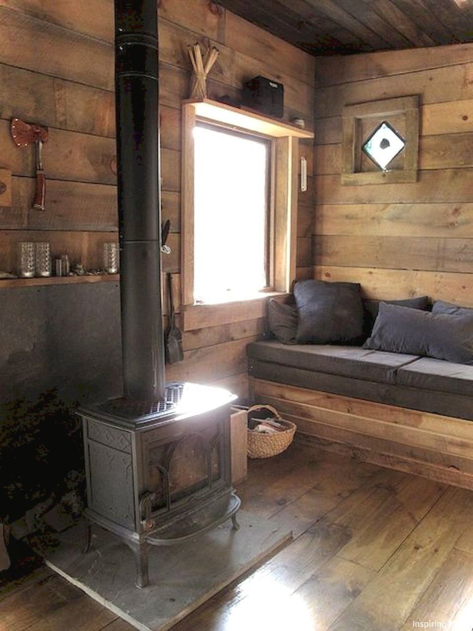 Маленький деревянный домик с печкой