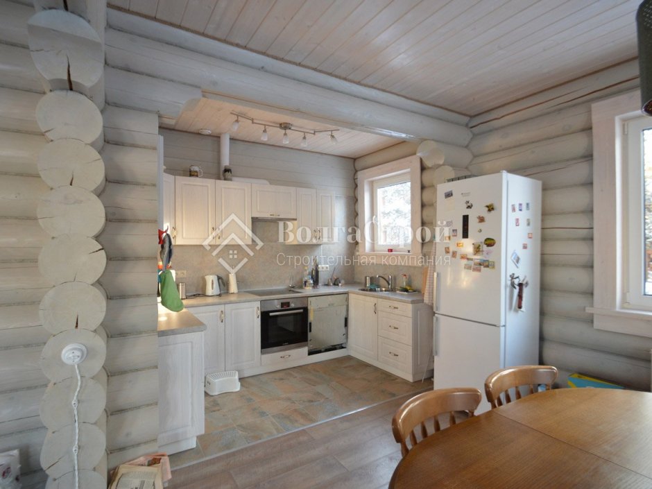 Кухня в деревянный дом оцилиндрованного бревна