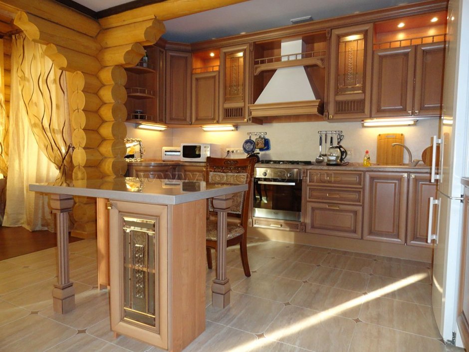 Кухонный гарнитур в деревянном доме из бревна