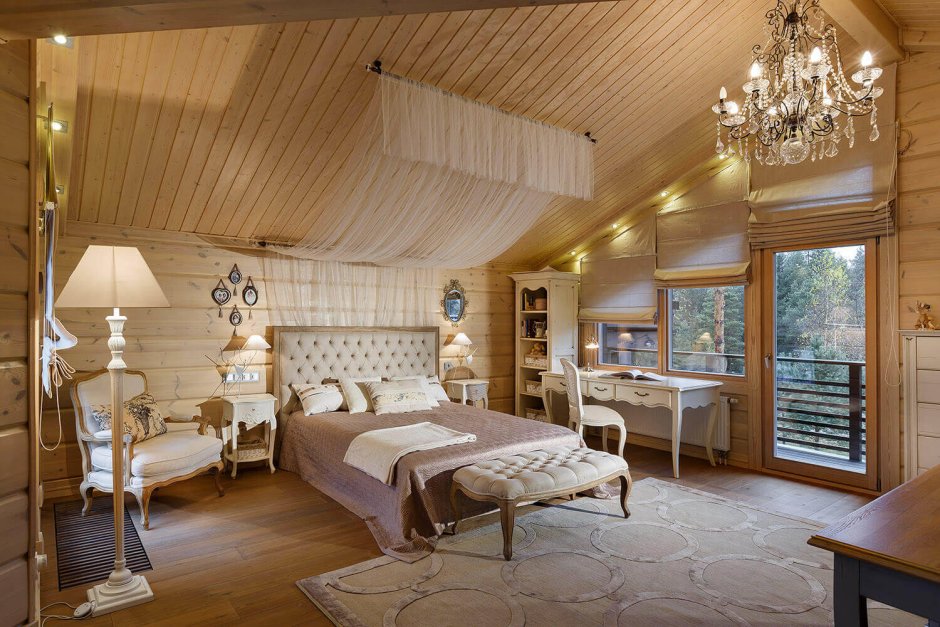 Спальня на мансарде в деревянном доме в стиле Прованс