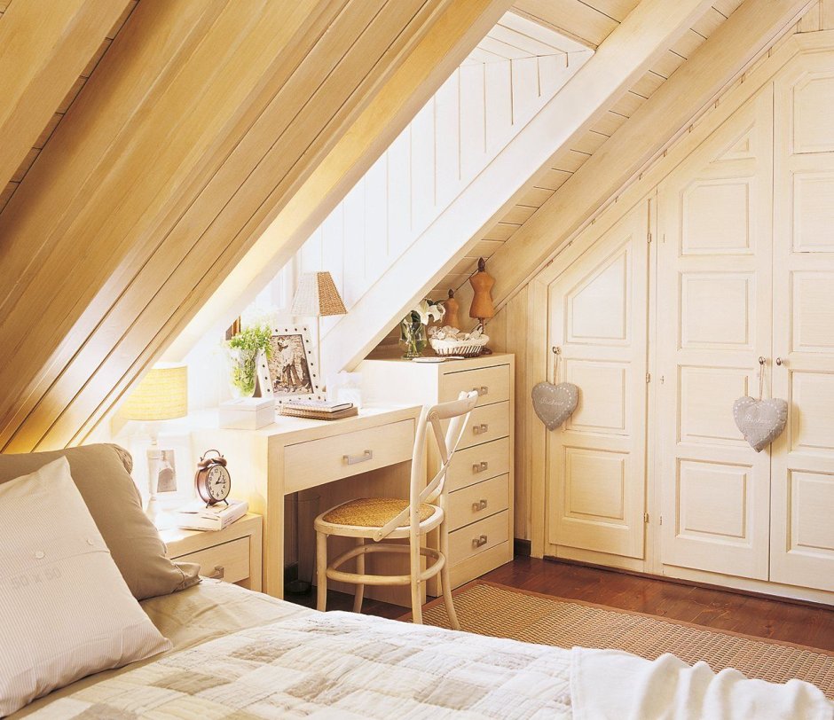 Спальня в стиле лофт в деревянном доме