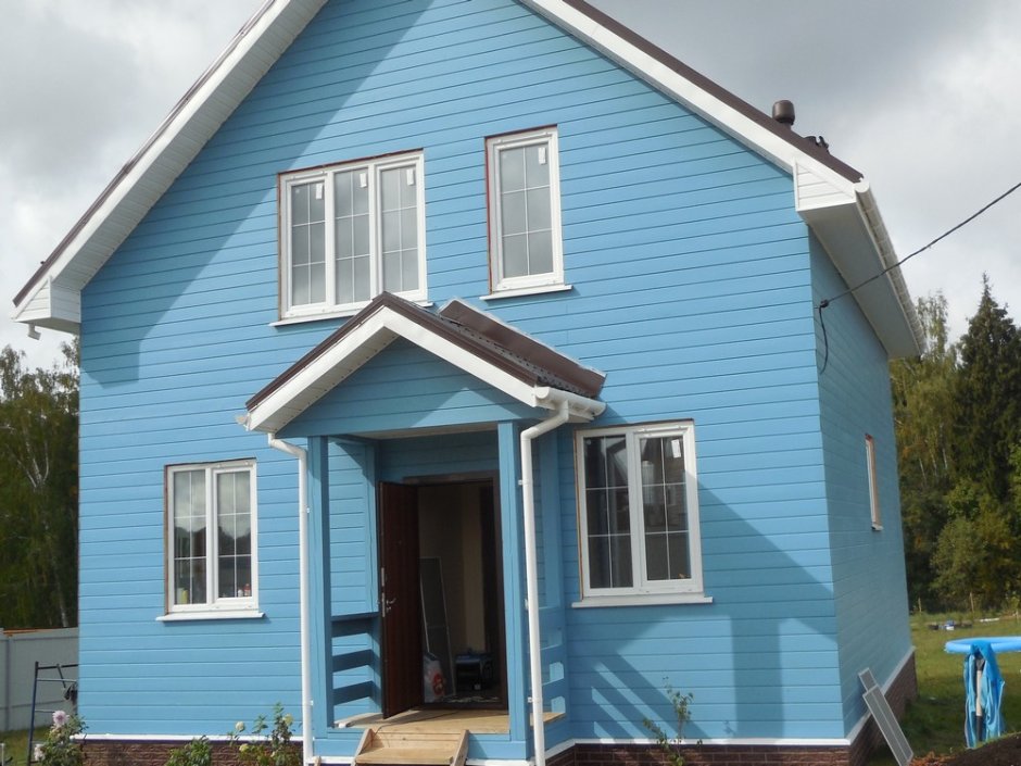 Деревянный дом голубого цвета