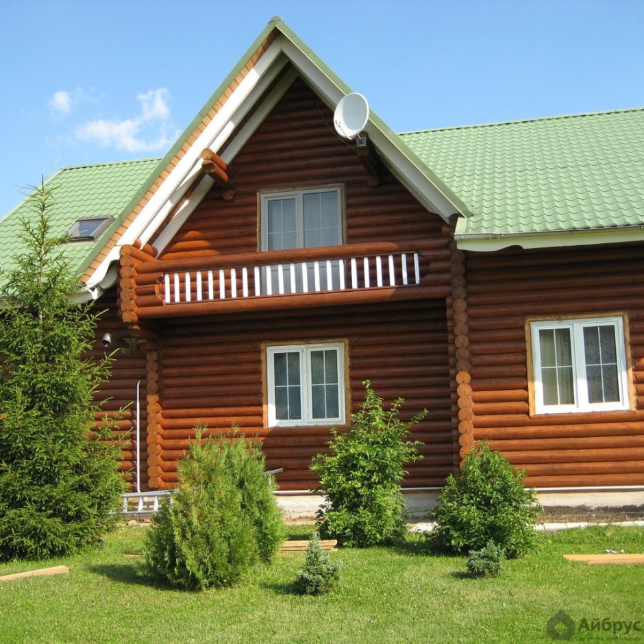 Деревенский дом с балконом