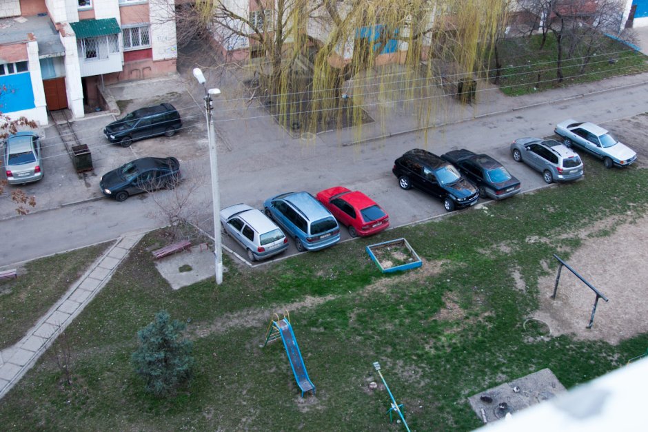 Парковка автомобилей во дворах жилых домов