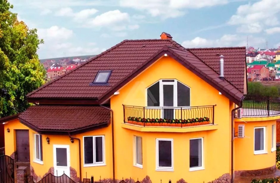 Жёлтый дом с красной крышей