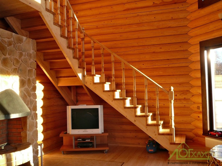 Деревянная лестница в доме из бруса