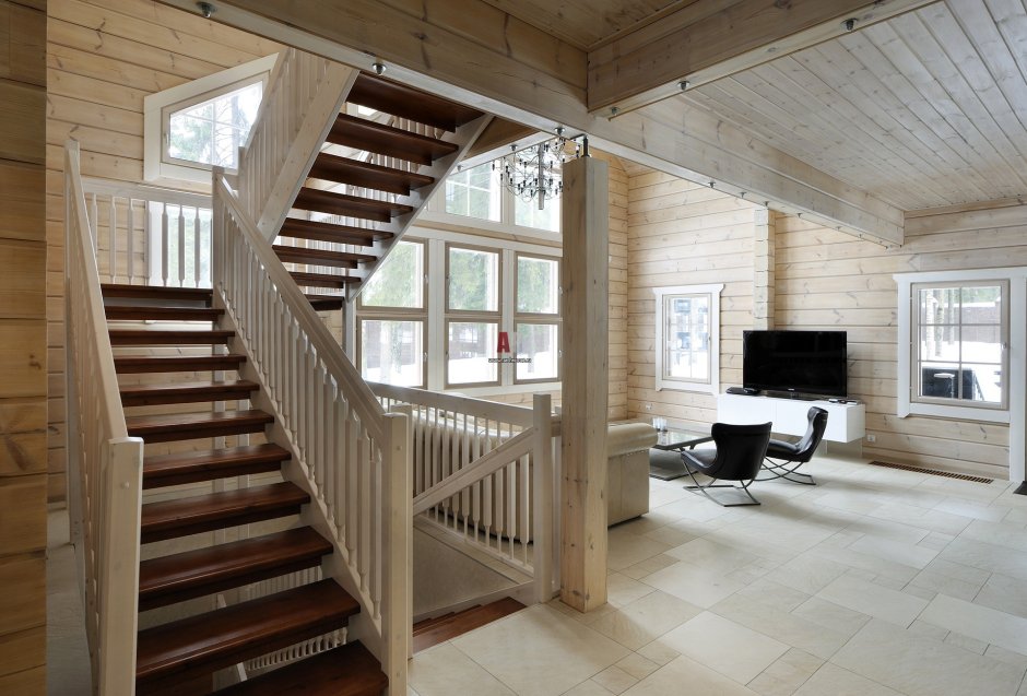 Интерьер лестницы в деревянном доме