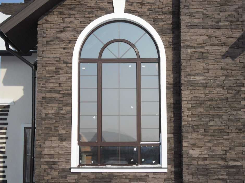 Арочные окна в частных домах