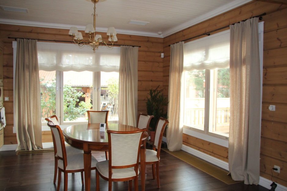 Короткие шторы на окна в деревянный дом