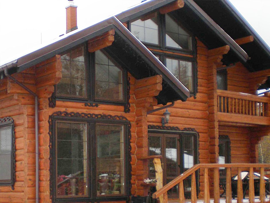 Деревянный дом с коричневыми окнами