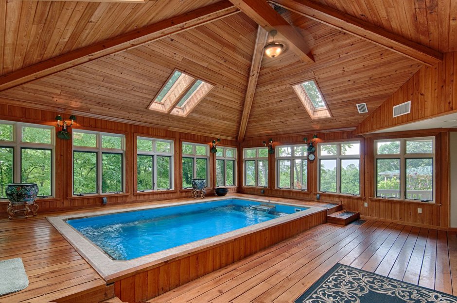 Деревянный потолок в бассейне