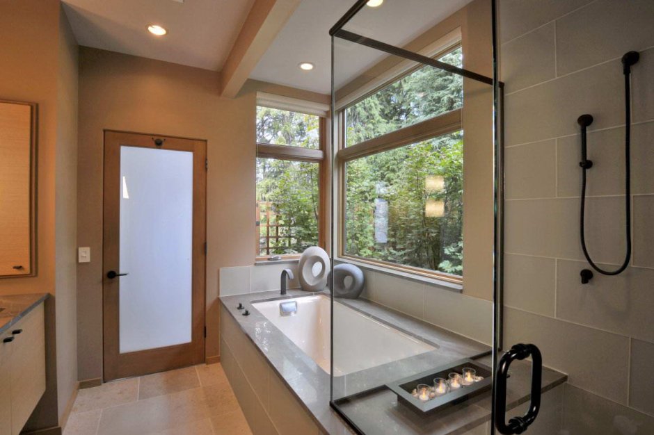 Ванная с панорамными окнами в частном доме