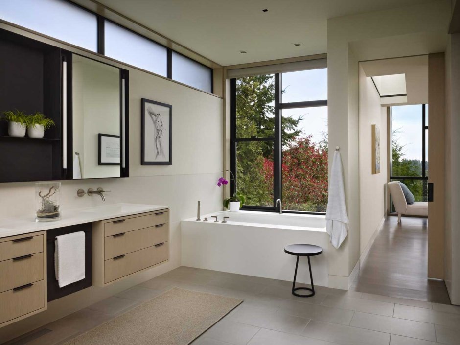 Интерьер ванной комнаты с окном