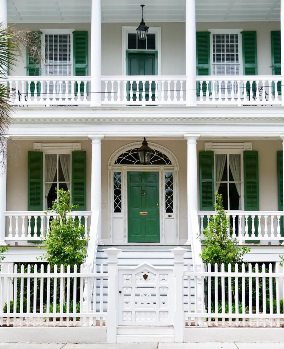 Белый дом с зелеными ставнями