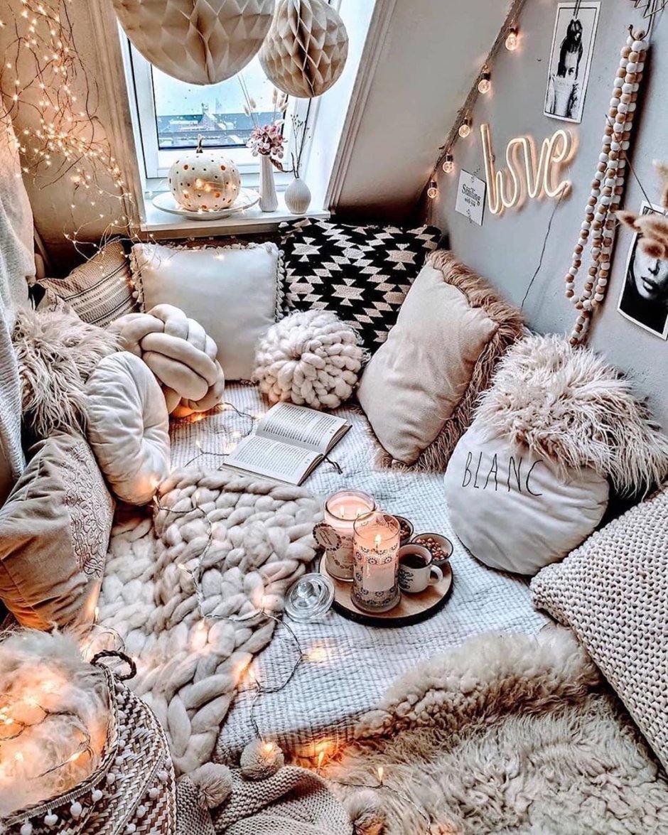 Яркие подушки на диван