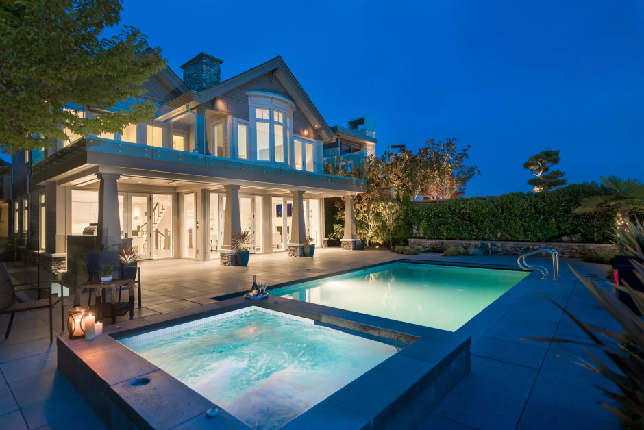 Дом с бассейном и большой террасой