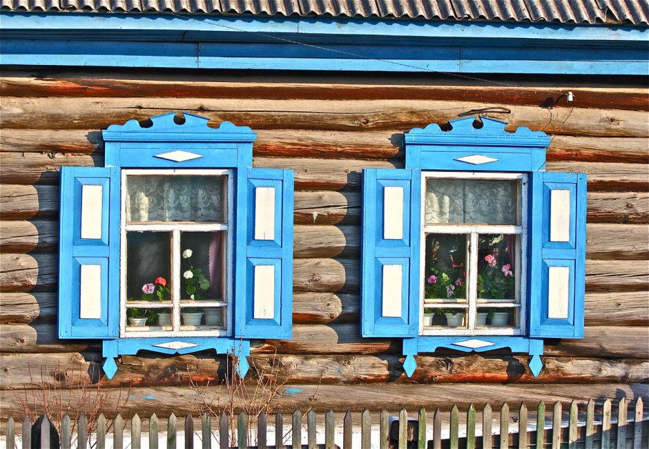 Деревенский домик со ставнями