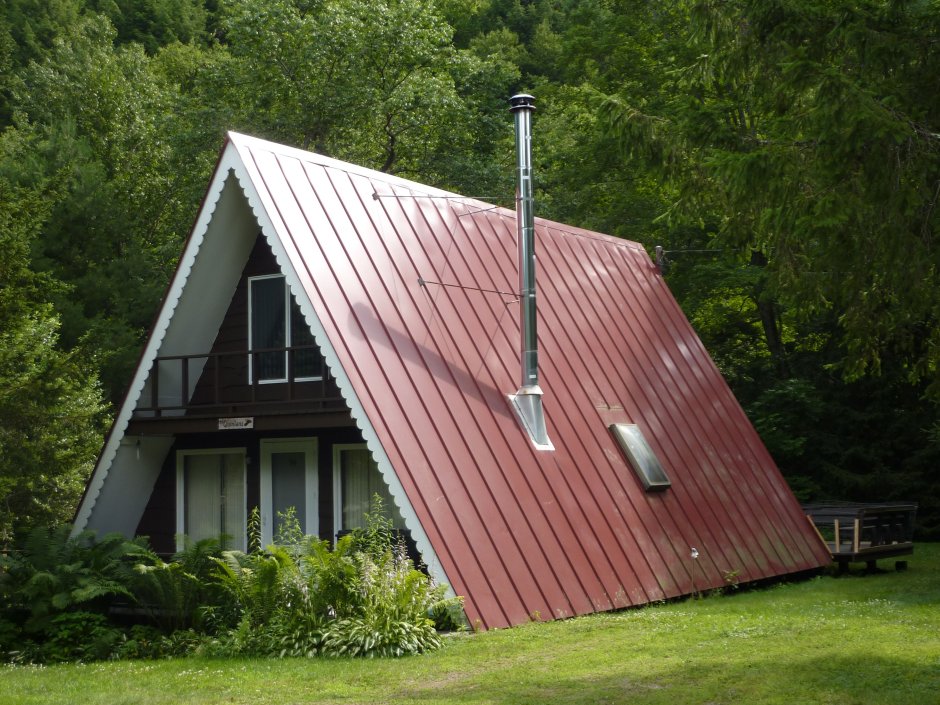 Треугольный дачный домик